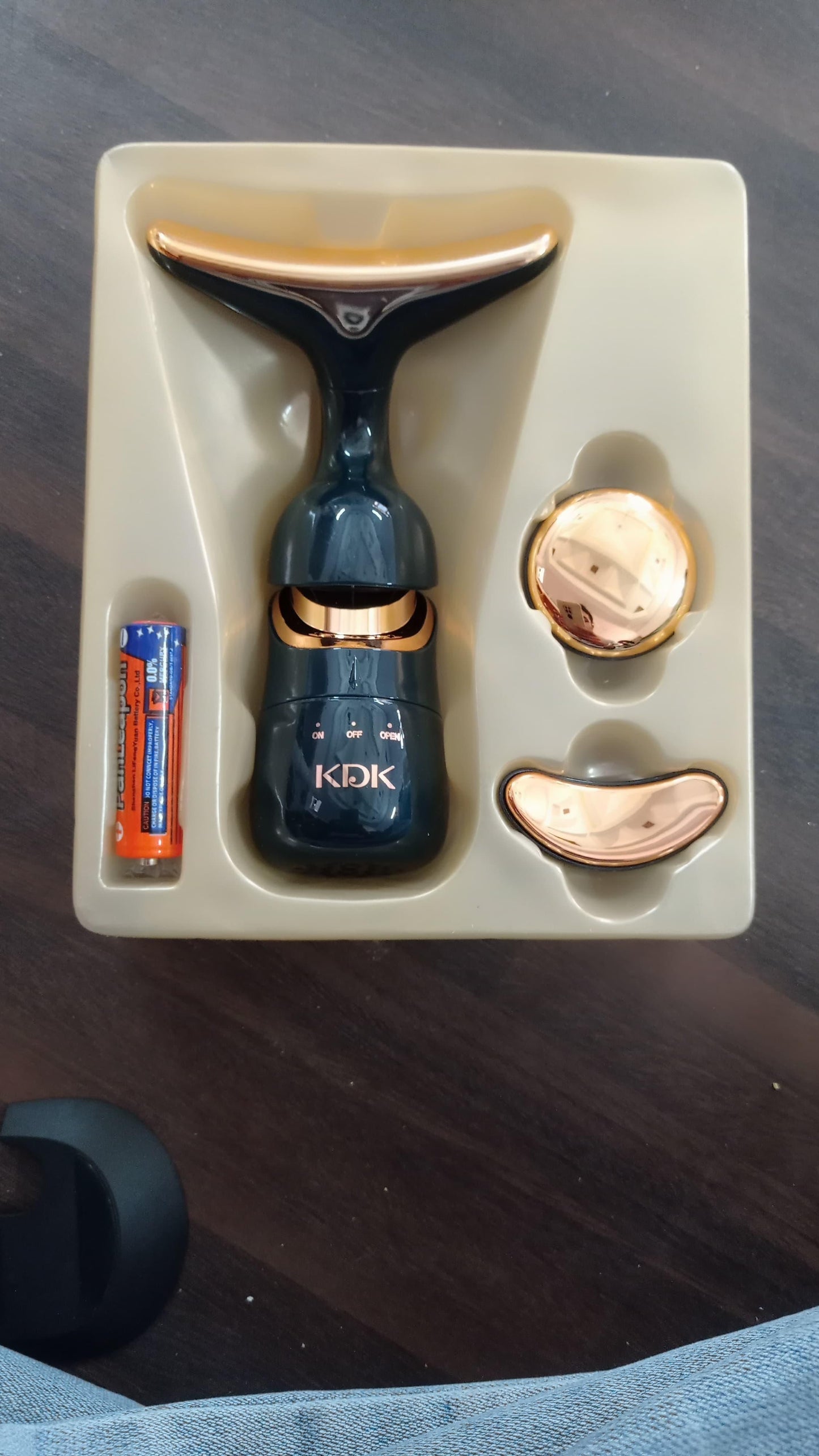 2-in-1 Anti-Wrinkles Facial Massager – Glow Up, Effortlessly.